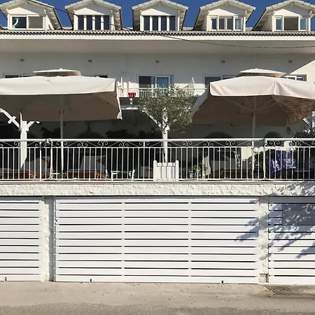 Paradisos Guest house