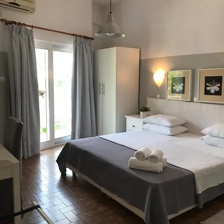 Paradisos بيت ضيافة Agioi Pandes